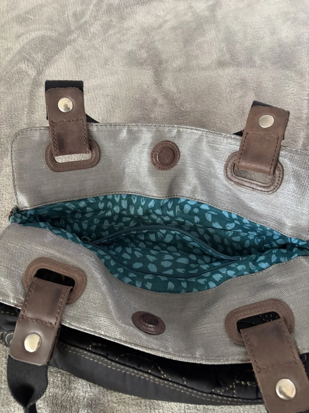 Fossil Key-Per Ladies Large   Black and Gray Floral Quilted Shoulder‎ Bag
